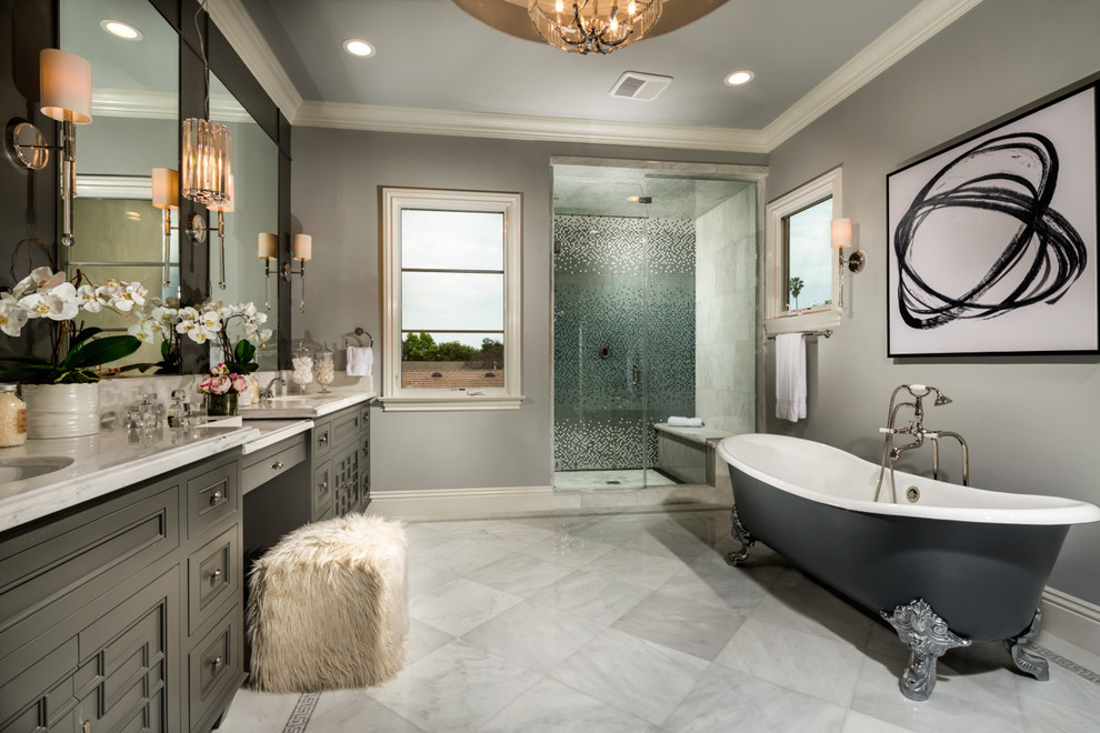 Пример оригинального дизайна: главная ванная комната в классическом стиле с серыми фасадами, ванной на ножках, душем в нише, серой плиткой, разноцветной плиткой, белой плиткой, плиткой мозаикой, серыми стенами, врезной раковиной, душем с распашными дверями и фасадами с утопленной филенкой