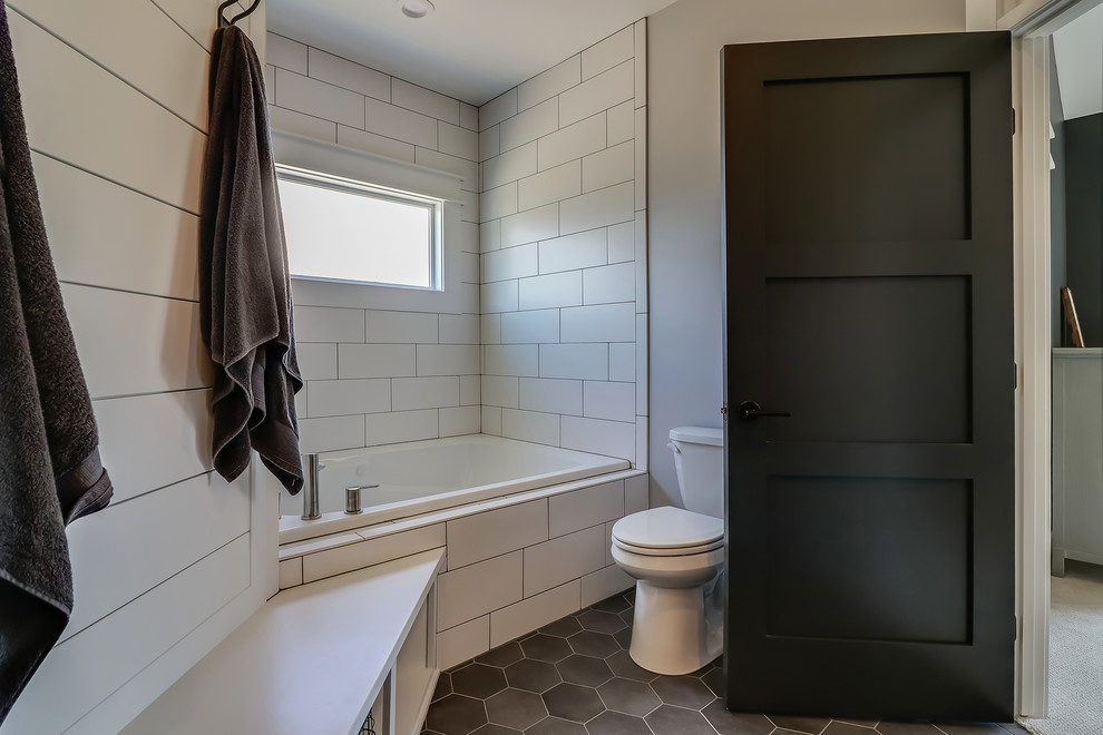 Свежая идея для дизайна: большая главная ванная комната в современном стиле с фасадами в стиле шейкер, искусственно-состаренными фасадами, накладной ванной, угловым душем, раздельным унитазом, белой плиткой, плиткой кабанчик, серыми стенами, полом из керамогранита, настольной раковиной, столешницей из кварцита, черным полом, душем с распашными дверями и белой столешницей - отличное фото интерьера