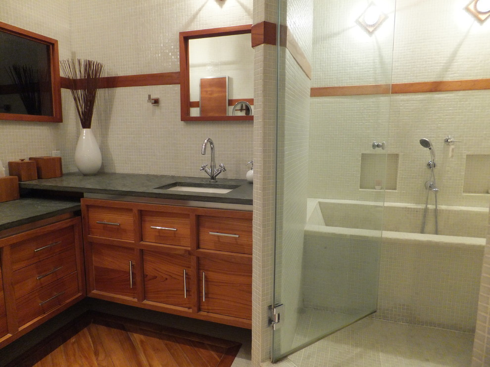 Ispirazione per una sauna moderna di medie dimensioni con lavabo sottopiano, vasca ad alcova, WC a due pezzi, ante in legno scuro, piastrelle bianche, pareti bianche e pavimento in legno massello medio