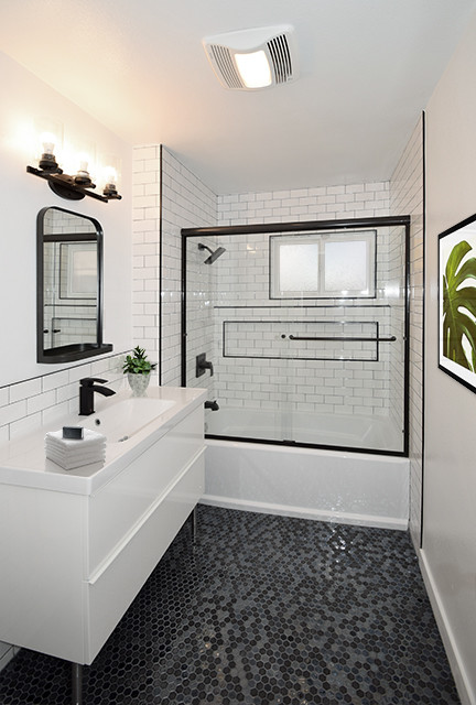 Стильный дизайн: маленькая ванная комната в современном стиле с плоскими фасадами, белыми фасадами, ванной в нише, белой плиткой, плиткой кабанчик, белыми стенами, полом из мозаичной плитки и монолитной раковиной для на участке и в саду - последний тренд