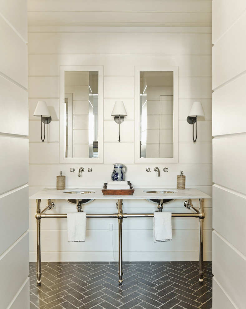 На фото: большая ванная комната в средиземноморском стиле с врезной раковиной, белыми стенами, мраморной столешницей и зеркалом с подсветкой