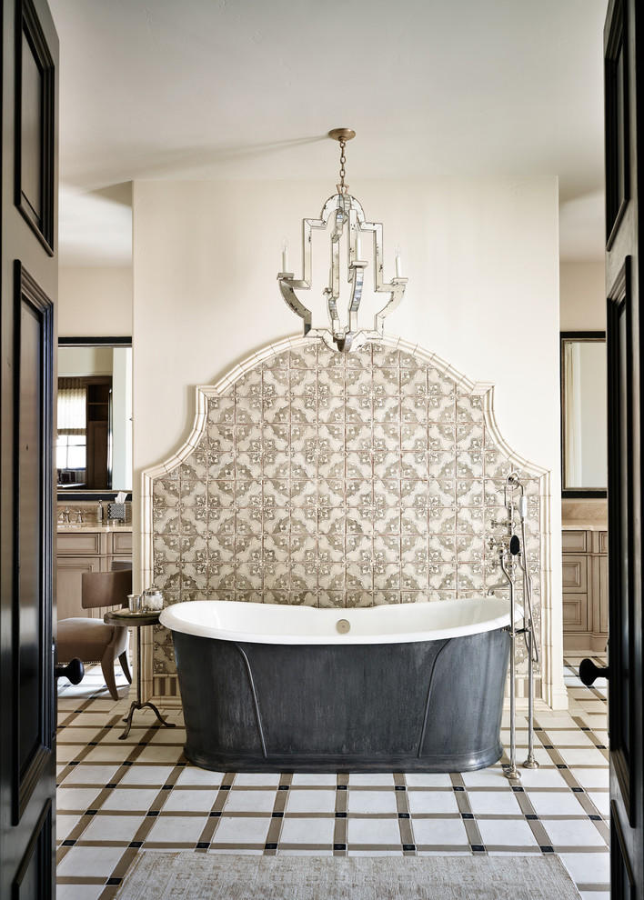 Источник вдохновения для домашнего уюта: большая ванная комната в средиземноморском стиле с отдельно стоящей ванной, бежевой плиткой, белыми стенами и полом из керамической плитки