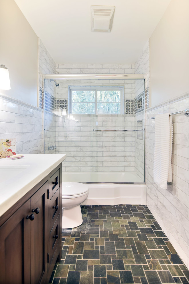 Пример оригинального дизайна: ванная комната среднего размера в стиле неоклассика (современная классика) с фасадами в стиле шейкер, темными деревянными фасадами, ванной в нише, душем над ванной, раздельным унитазом, белой плиткой, мраморной плиткой, бежевыми стенами, полом из мозаичной плитки, душевой кабиной, врезной раковиной, столешницей из кварцита, зеленым полом, душем с раздвижными дверями и белой столешницей