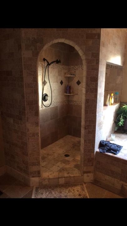 Esempio di una stanza da bagno padronale mediterranea di medie dimensioni con vasca da incasso, doccia alcova, piastrelle in gres porcellanato e pavimento in travertino