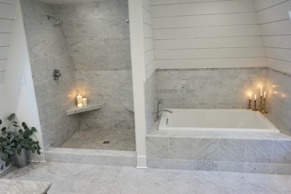 На фото: главная ванная комната среднего размера в скандинавском стиле с фасадами в стиле шейкер, серыми фасадами, накладной ванной, двойным душем, унитазом-моноблоком, белой плиткой, мраморной плиткой, белыми стенами, мраморным полом, врезной раковиной, мраморной столешницей, серым полом и душем с раздвижными дверями с