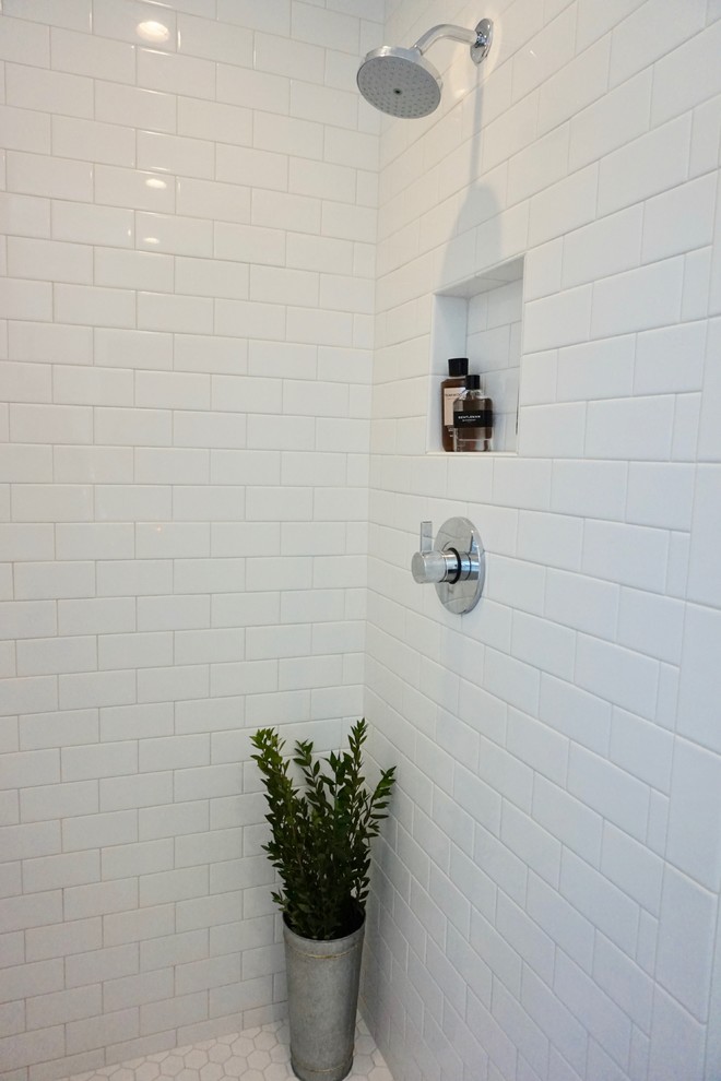 На фото: маленькая ванная комната в классическом стиле с фасадами в стиле шейкер, черными фасадами, душем в нише, унитазом-моноблоком, белой плиткой, керамической плиткой, белыми стенами, полом из керамической плитки, душевой кабиной, монолитной раковиной, белым полом и шторкой для ванной для на участке и в саду с