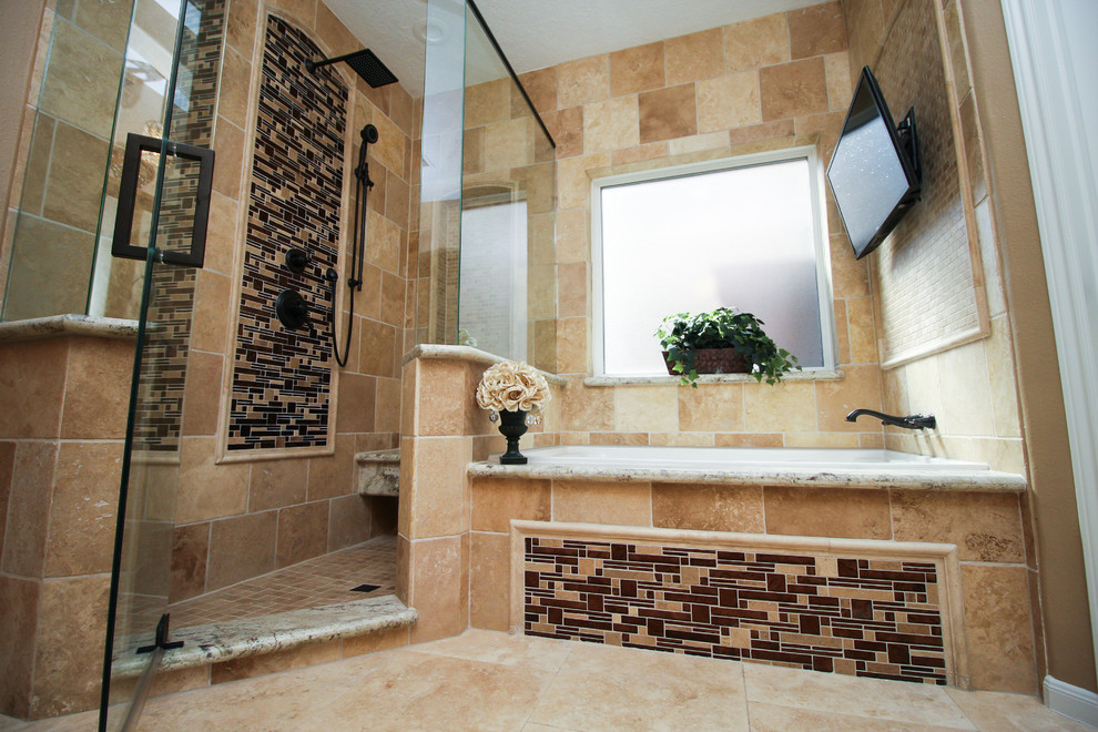 Exempel på ett stort klassiskt beige beige en-suite badrum, med ett platsbyggt badkar, en hörndusch, beige kakel, beige väggar, travertin golv, travertinkakel, granitbänkskiva, beiget golv och dusch med gångjärnsdörr