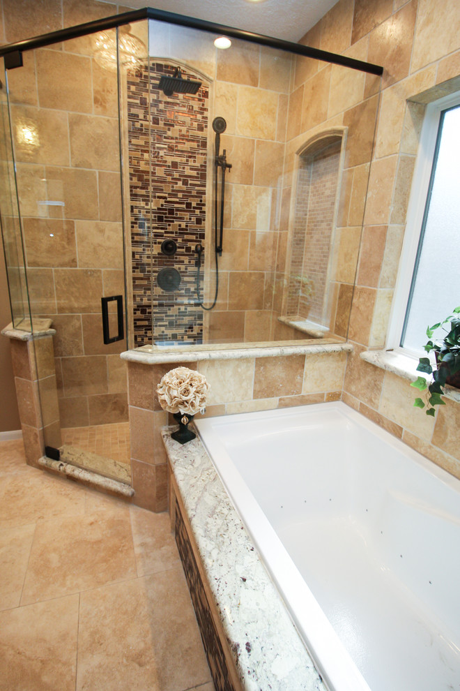 Bild på ett stort vintage beige beige en-suite badrum, med ett platsbyggt badkar, en hörndusch, beige kakel, beige väggar, travertin golv, travertinkakel, granitbänkskiva, beiget golv och dusch med gångjärnsdörr