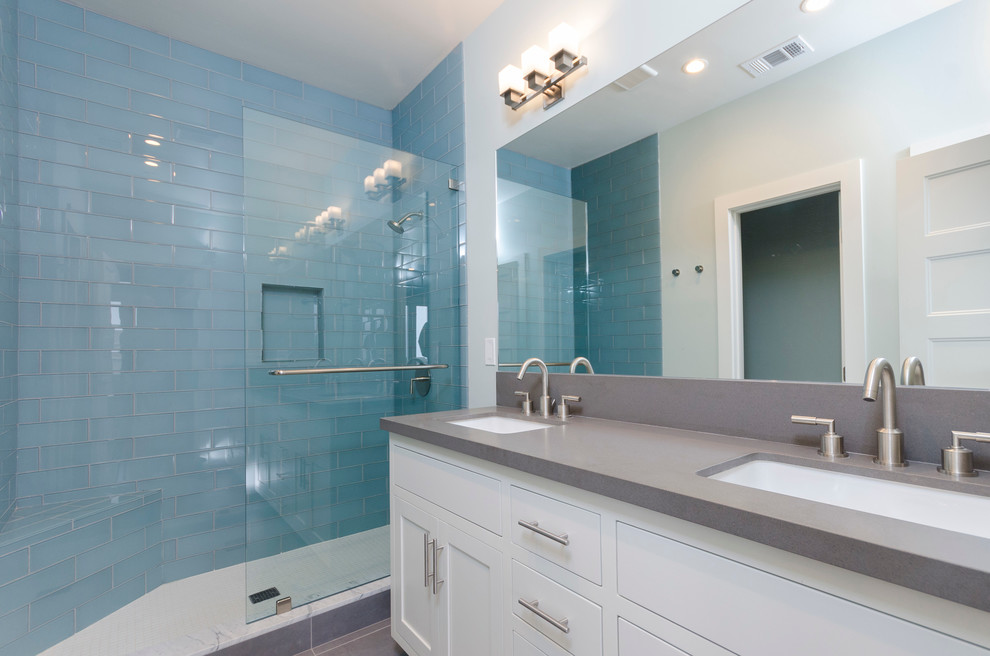 Inspiration pour une salle de bain marine.