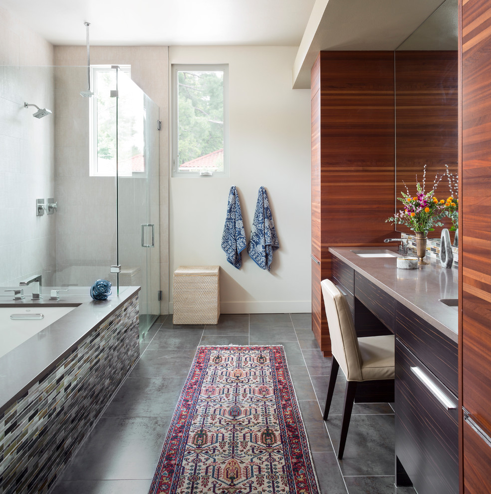 Источник вдохновения для домашнего уюта: главная ванная комната в современном стиле с плоскими фасадами, темными деревянными фасадами, полновстраиваемой ванной, бежевыми стенами, врезной раковиной, серым полом и серой столешницей