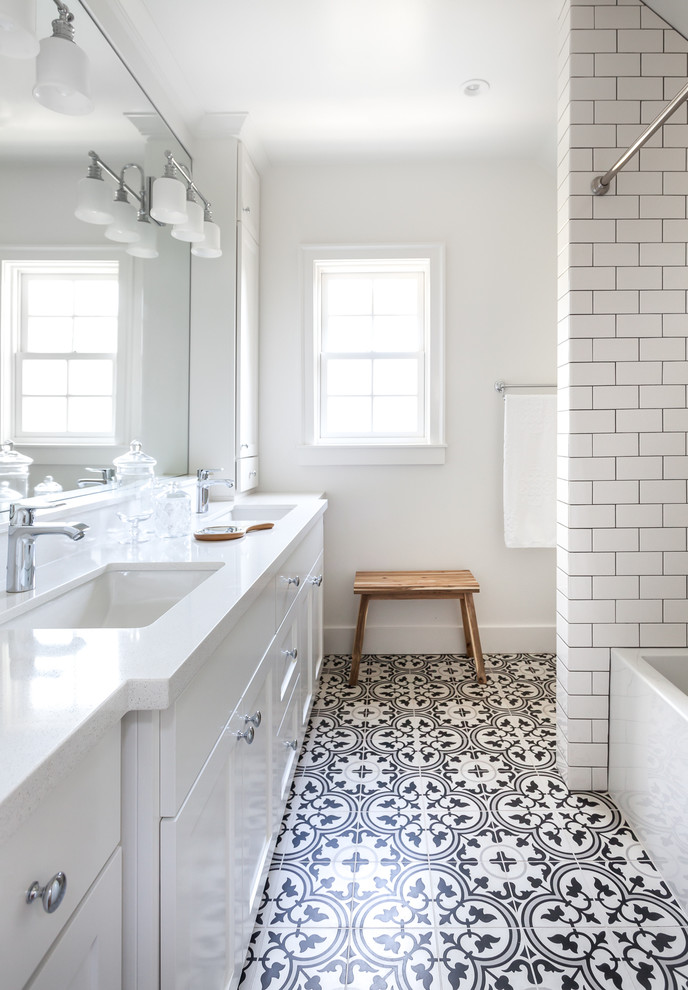 Foto de cuarto de baño de tamaño medio con baldosas y/o azulejos blancas y negros, baldosas y/o azulejos de cemento, paredes blancas y encimera de cuarzo compacto