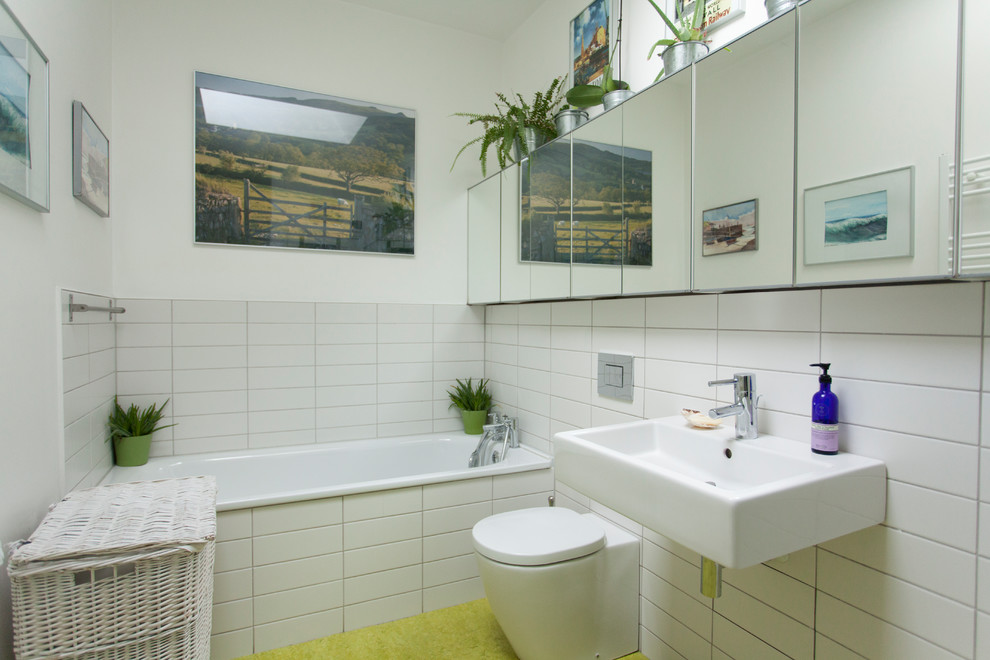 Свежая идея для дизайна: детская ванная комната среднего размера в современном стиле с накладной ванной, открытым душем, унитазом-моноблоком, белой плиткой, керамической плиткой, белыми стенами, полом из линолеума, подвесной раковиной, зеленым полом и душем с распашными дверями - отличное фото интерьера