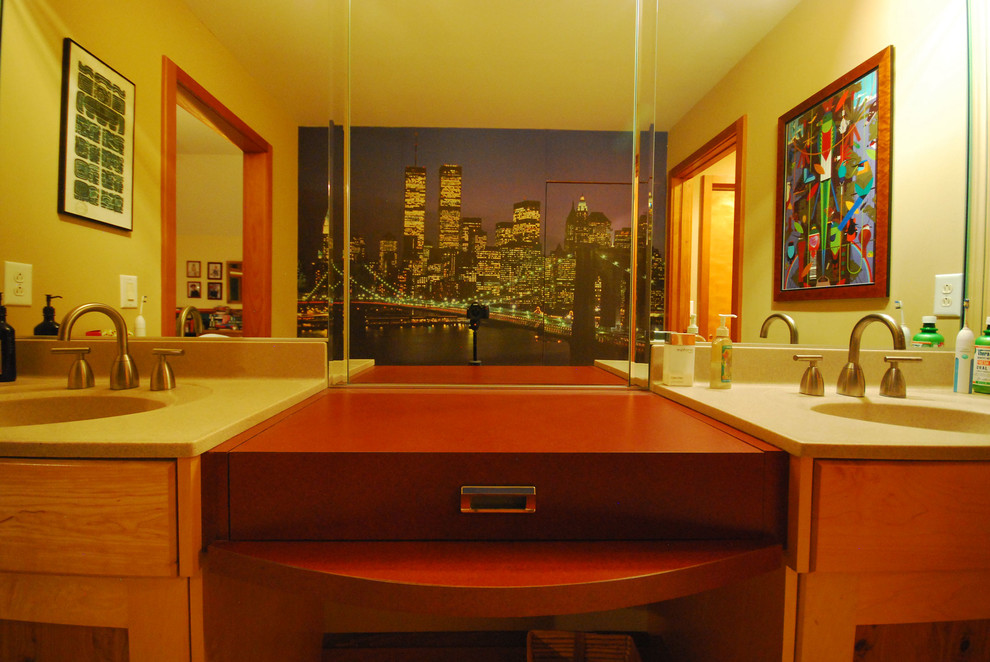Idées déco pour une petite salle de bain principale contemporaine en bois brun avec un placard en trompe-l'oeil, un plan de toilette en granite, une douche ouverte, un carrelage beige et des carreaux de béton.