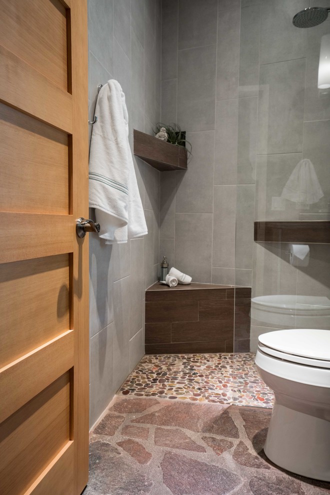 Idéer för små vintage badrum med dusch, med släta luckor, en kantlös dusch, grå kakel och keramikplattor