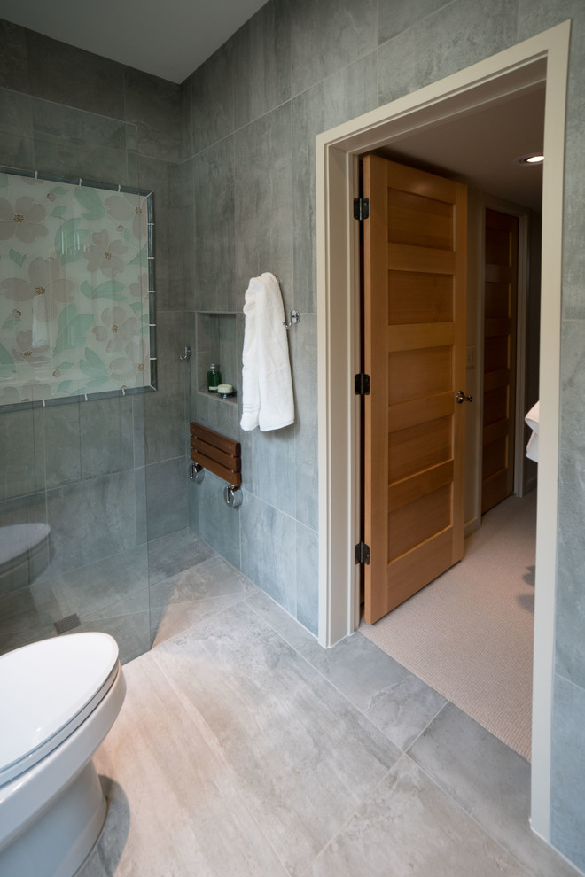 Kleines Klassisches Badezimmer En Suite mit flächenbündigen Schrankfronten, bodengleicher Dusche, grauen Fliesen und Keramikfliesen in Austin