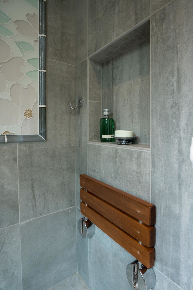 Kleines Klassisches Badezimmer En Suite mit flächenbündigen Schrankfronten, bodengleicher Dusche, grauen Fliesen und Keramikfliesen in Austin