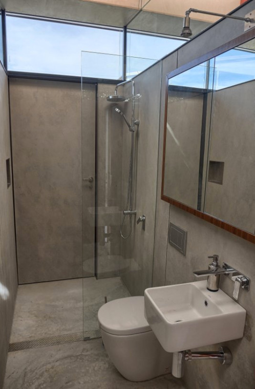 Идея дизайна: маленькая главная ванная комната в современном стиле с подвесной раковиной, угловым душем, унитазом-моноблоком, цементной плиткой и бетонным полом для на участке и в саду