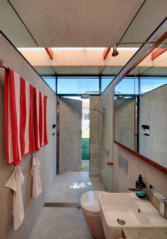 На фото: маленькая ванная комната в современном стиле с открытым душем для на участке и в саду