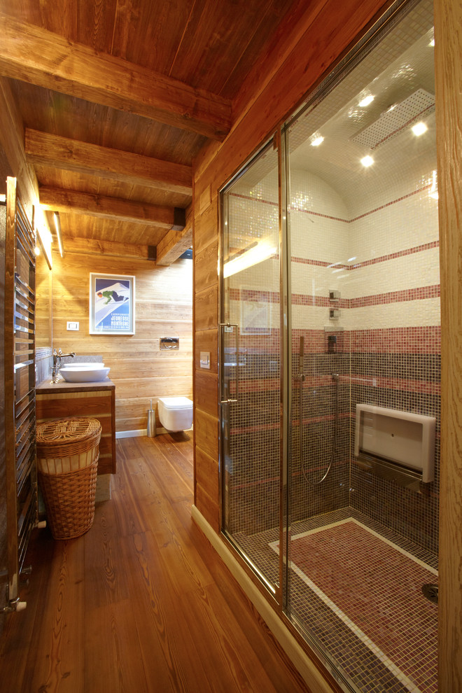 Idéer för ett stort rustikt badrum med dusch, med skåp i mellenmörkt trä, en hörndusch, en vägghängd toalettstol, mellanmörkt trägolv och ett fristående handfat