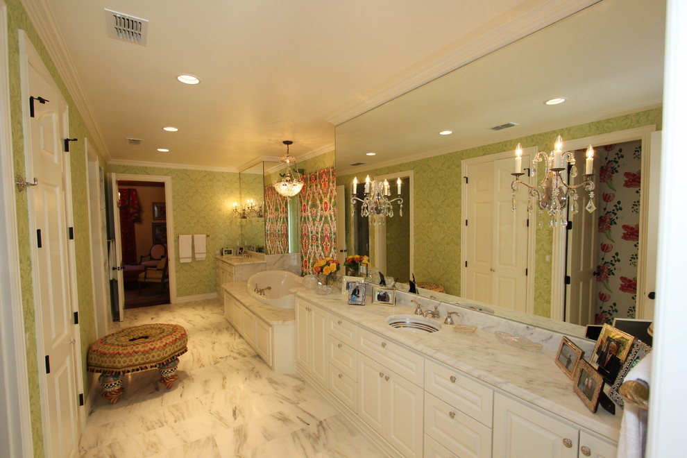 Источник вдохновения для домашнего уюта: большая главная ванная комната в классическом стиле с фасадами с утопленной филенкой, белыми фасадами, ванной в нише, душем в нише, желтой плиткой, мраморной плиткой, зелеными стенами, мраморным полом, врезной раковиной, мраморной столешницей, белым полом и душем с распашными дверями