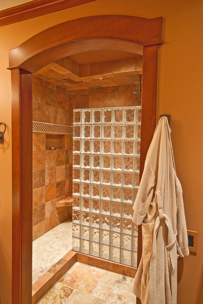 Стильный дизайн: главная ванная комната среднего размера в стиле кантри с фасадами в стиле шейкер, фасадами цвета дерева среднего тона, душем в нише и каменной плиткой - последний тренд