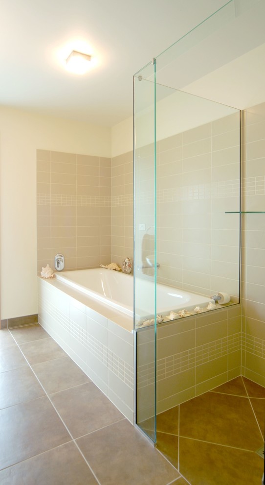 Mittelgroßes Modernes Badezimmer En Suite mit Einbaubadewanne, Eckdusche, braunen Fliesen, Porzellanfliesen, beiger Wandfarbe und Porzellan-Bodenfliesen in Sonstige