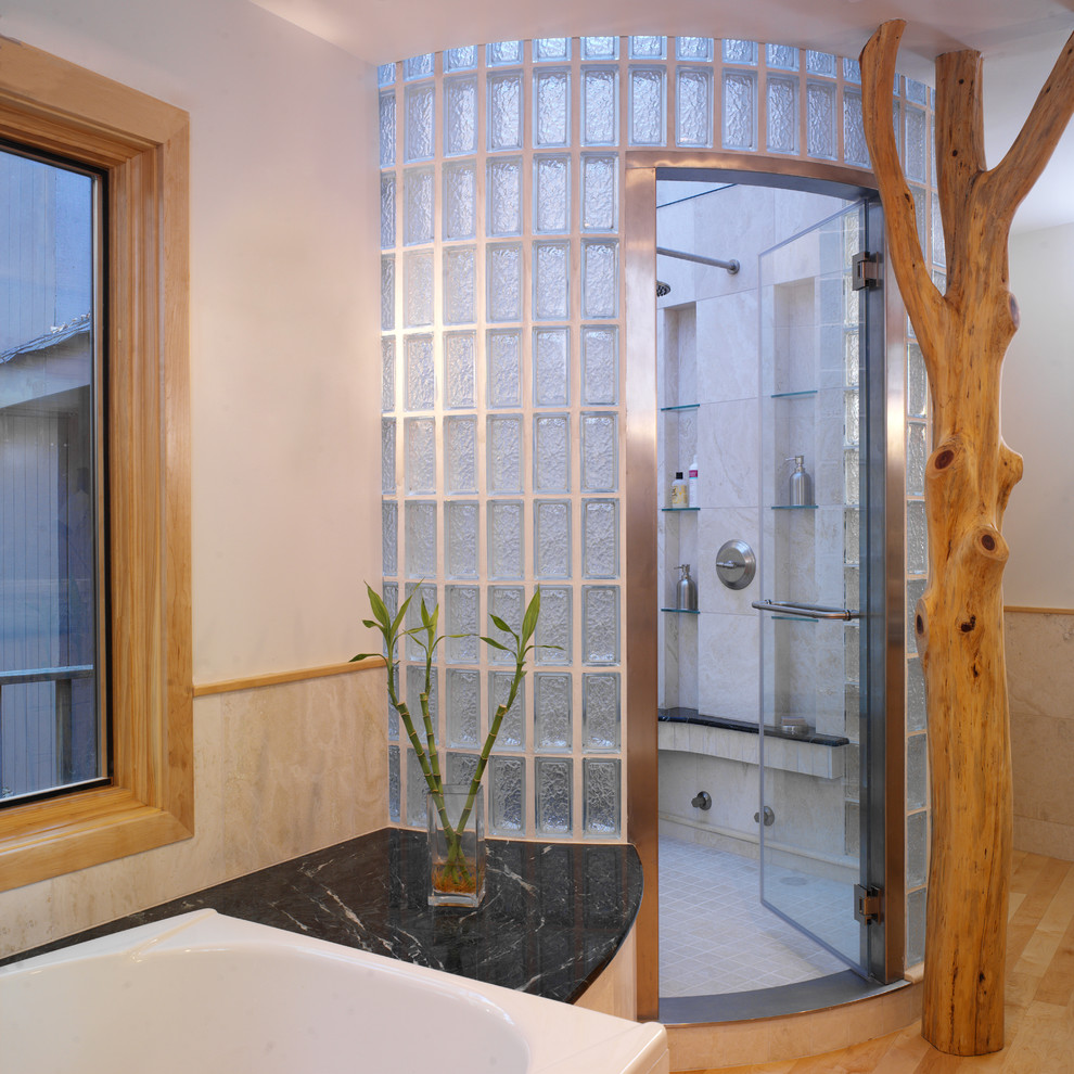 Идея дизайна: огромная главная ванная комната в современном стиле с двойным душем, бежевыми стенами, бежевой плиткой, светлым паркетным полом и мраморной столешницей