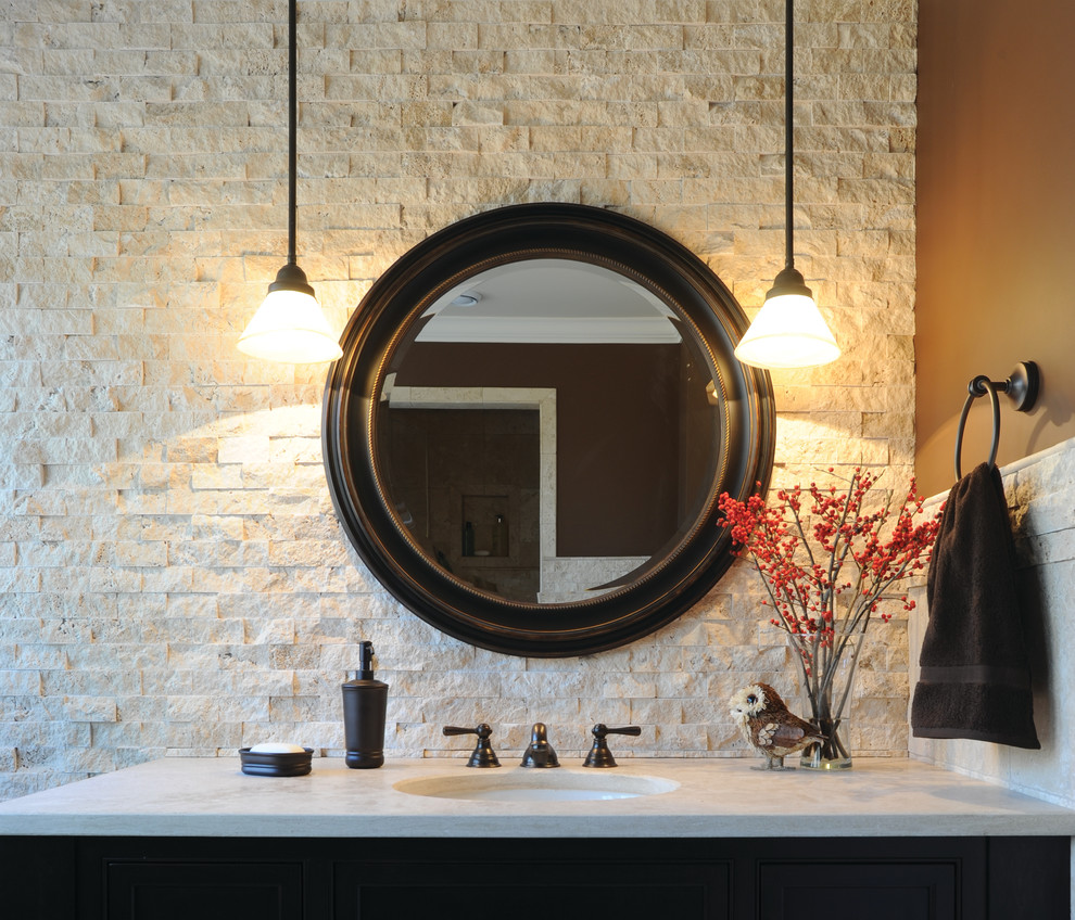Foto de cuarto de baño clásico con lavabo bajoencimera, baldosas y/o azulejos beige, baldosas y/o azulejos de piedra y paredes beige