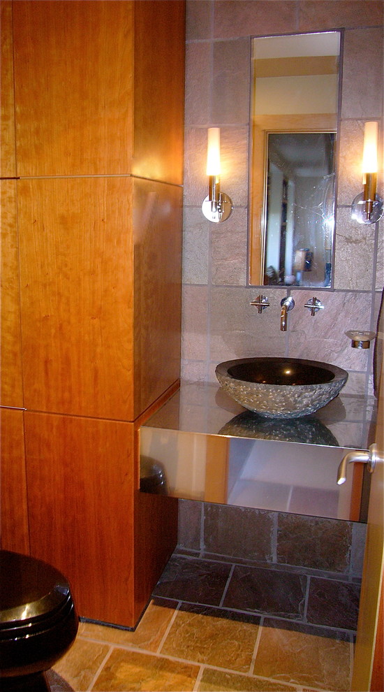 Idéer för att renovera ett litet funkis badrum, med öppna hyllor, skiffergolv och bänkskiva i rostfritt stål