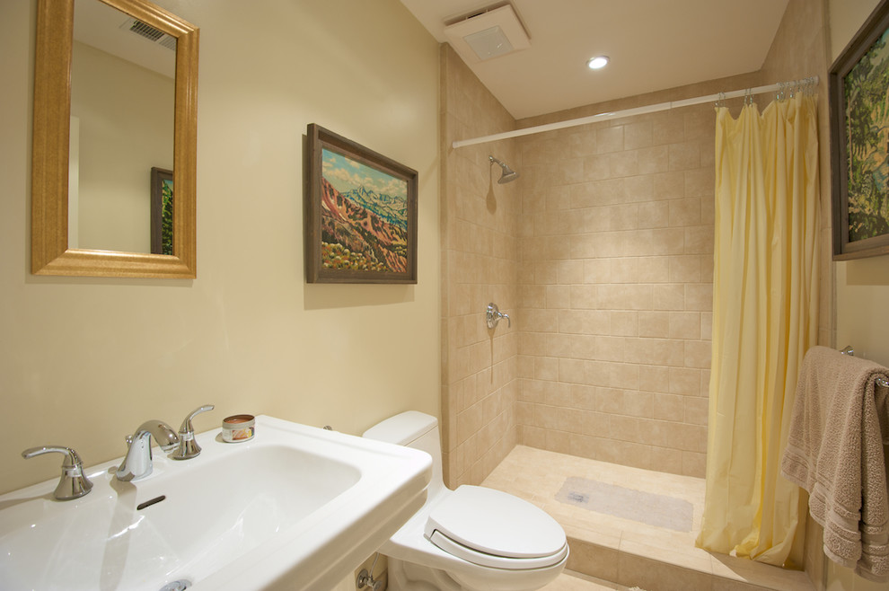 Идея дизайна: ванная комната в современном стиле с раковиной с пьедесталом