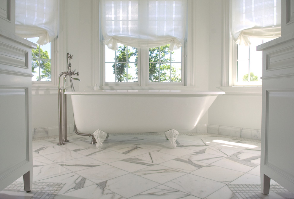 Cette image montre une salle de bain traditionnelle avec une baignoire sur pieds.