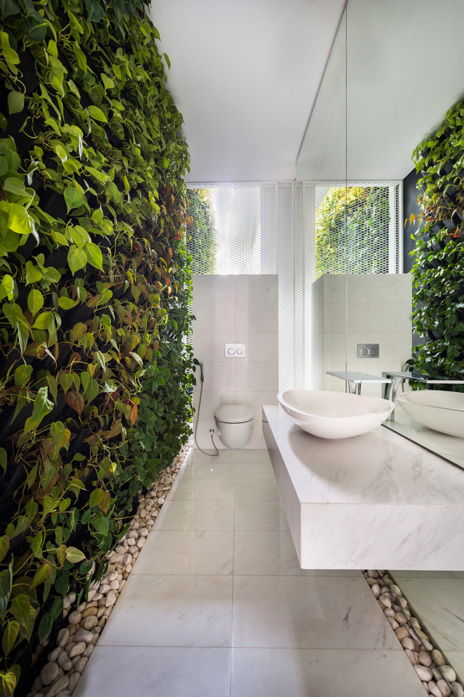 Mittelgroßes Modernes Langes und schmales Badezimmer in Singapur