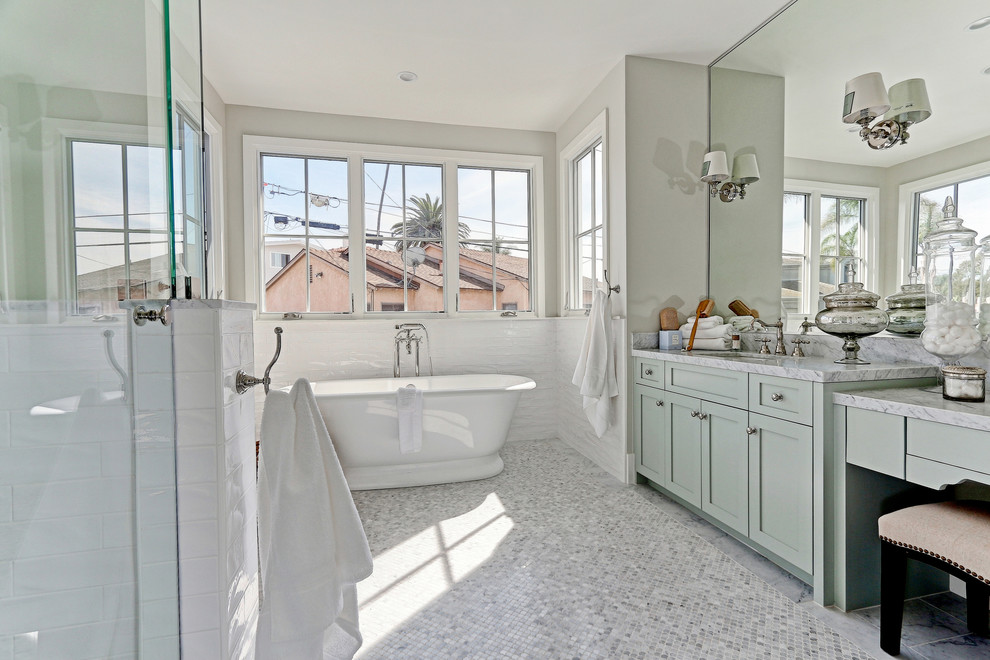 Идея дизайна: большая главная ванная комната в стиле кантри с фасадами в стиле шейкер, зелеными фасадами, отдельно стоящей ванной, врезной раковиной, угловым душем, белой плиткой, плиткой кабанчик, белыми стенами, полом из мозаичной плитки и мраморной столешницей