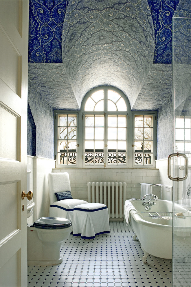 Ejemplo de cuarto de baño azulejo de dos tonos tradicional con bañera con patas y baldosas y/o azulejos de cemento