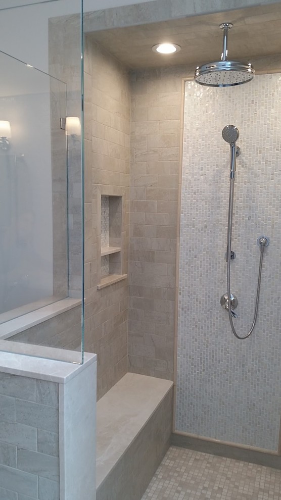 На фото: главная ванная комната среднего размера в стиле неоклассика (современная классика) с душем в нише, бежевой плиткой, плиткой мозаикой, белыми стенами, полом из мозаичной плитки и столешницей из искусственного кварца