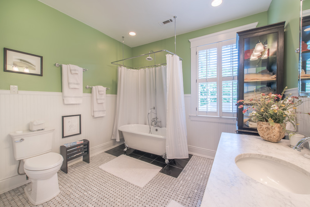 Klassisches Badezimmer mit Löwenfuß-Badewanne, Duschbadewanne, grüner Wandfarbe, Marmorboden, Unterbauwaschbecken, weißem Boden, Duschvorhang-Duschabtrennung und weißer Waschtischplatte in Atlanta