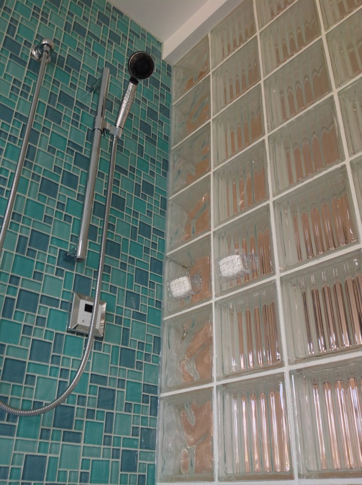 Aménagement d'une salle de bain contemporaine de taille moyenne avec un carrelage vert et un mur vert.