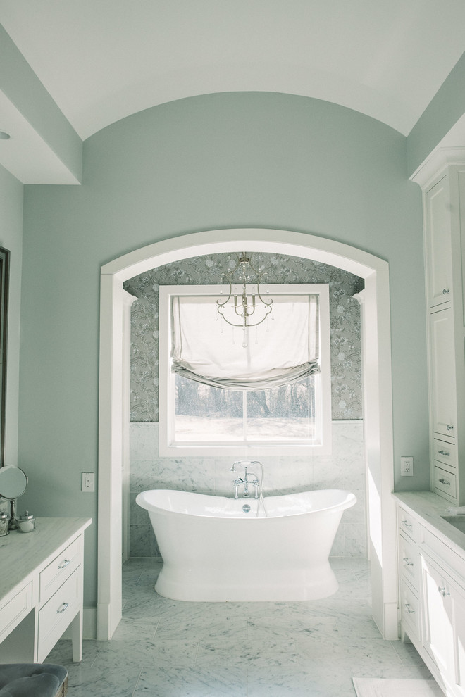 Пример оригинального дизайна: ванная комната в стиле неоклассика (современная классика) с фасадами в стиле шейкер, отдельно стоящей ванной, серой плиткой, душевой кабиной и серым полом