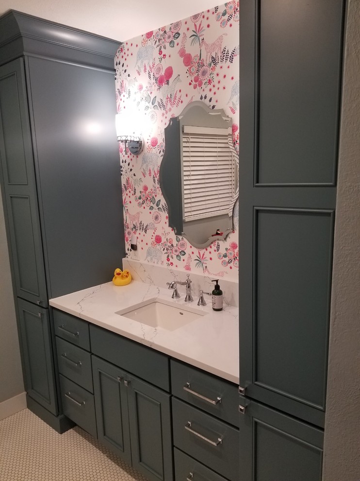 Exempel på ett stort eklektiskt vit vitt badrum för barn, med luckor med infälld panel, blå skåp, ett badkar i en alkov, en dusch/badkar-kombination, en toalettstol med separat cisternkåpa, flerfärgad kakel, porslinskakel, flerfärgade väggar, klinkergolv i keramik, ett undermonterad handfat, bänkskiva i kvarts, vitt golv och dusch med duschdraperi