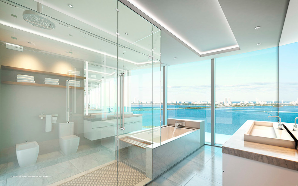 マイアミにあるラグジュアリーな広いコンテンポラリースタイルのおしゃれな浴室の写真
