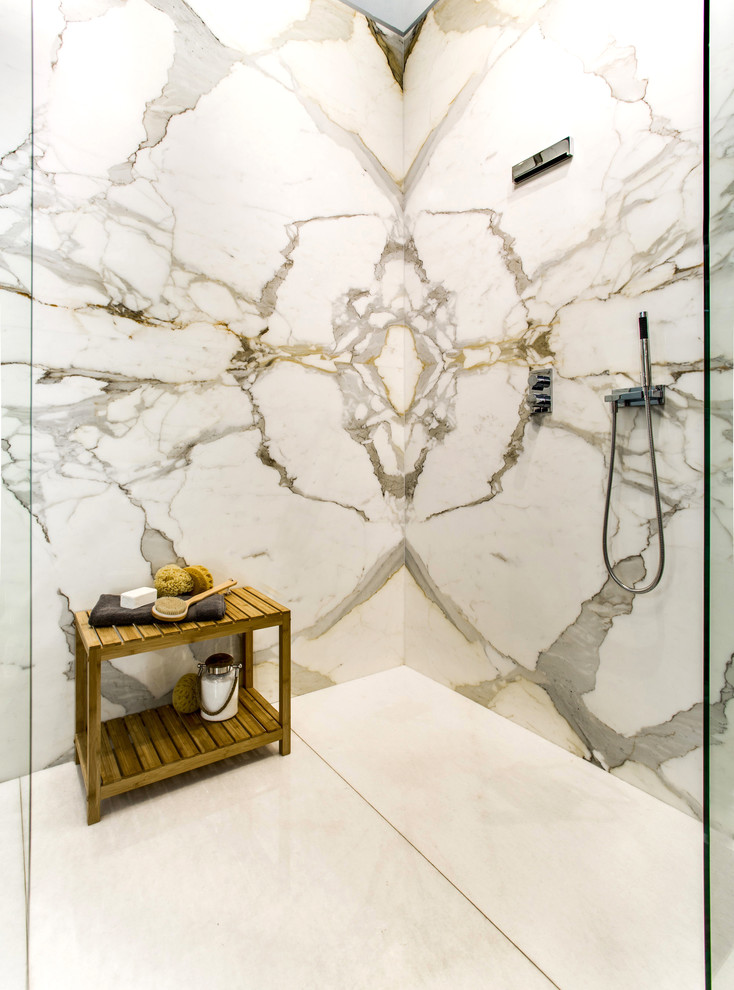 Immagine di una stanza da bagno padronale chic con pareti grigie, pavimento in cemento, lavabo sospeso, top in marmo, doccia a filo pavimento e WC monopezzo