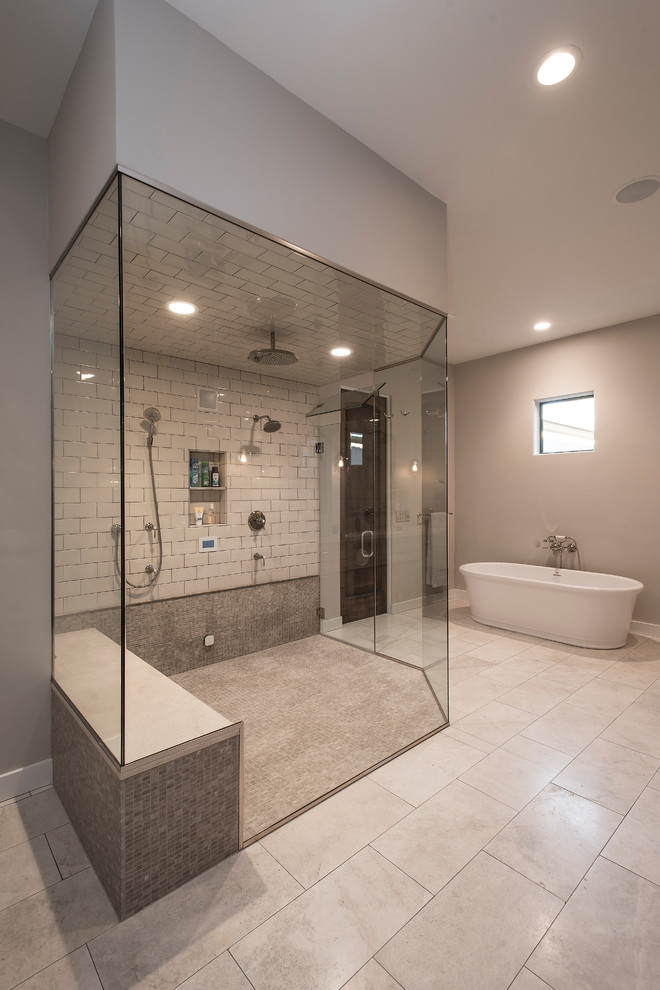 Inredning av ett modernt mycket stort en-suite badrum, med ett fristående badkar, en hörndusch, brun kakel, vit kakel, tunnelbanekakel, beige väggar, klinkergolv i porslin, vitt golv och dusch med gångjärnsdörr