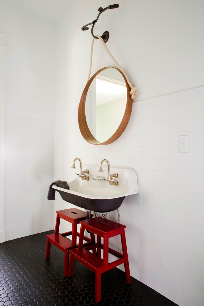 Пример оригинального дизайна: ванная комната среднего размера в стиле кантри с черно-белой плиткой, керамогранитной плиткой, белыми стенами, подвесной раковиной, открытыми фасадами, полом из мозаичной плитки, душевой кабиной и столешницей из искусственного камня