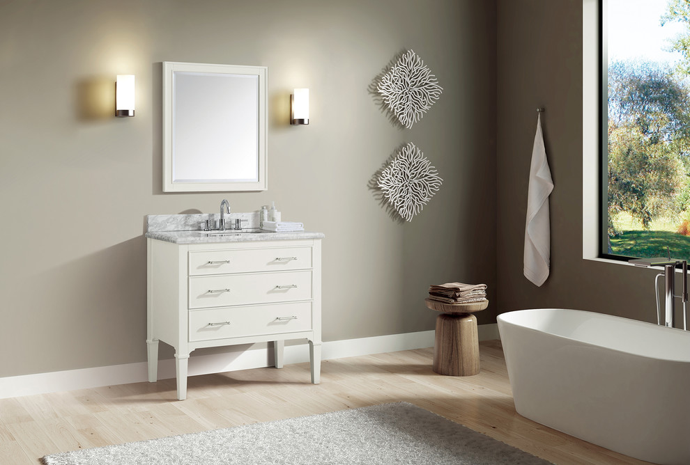 Modelo de cuarto de baño clásico renovado pequeño con armarios tipo mueble, puertas de armario blancas, bañera exenta, baldosas y/o azulejos marrones, paredes beige, aseo y ducha, lavabo bajoencimera y encimera de madera