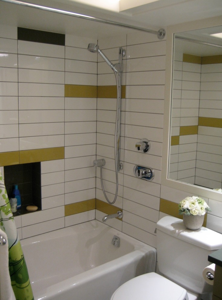 Imagen de cuarto de baño infantil actual pequeño con bañera esquinera, combinación de ducha y bañera, sanitario de una pieza, baldosas y/o azulejos blancos y baldosas y/o azulejos de cemento