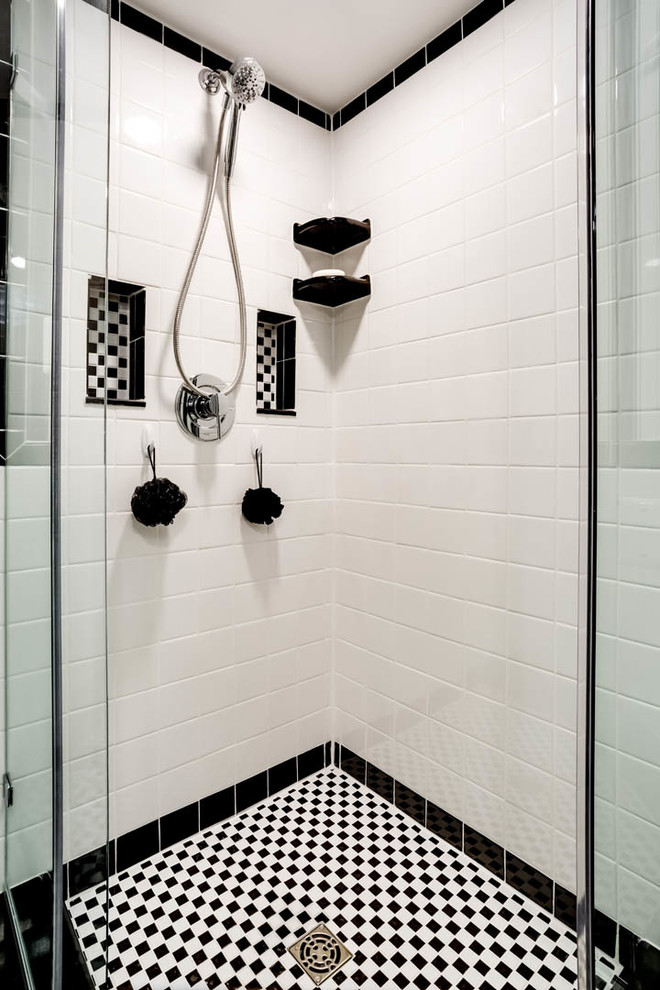 ワシントンD.C.にあるお手頃価格の小さなトラディショナルスタイルのおしゃれなバスルーム (浴槽なし) (フラットパネル扉のキャビネット、黒いキャビネット、コーナー設置型シャワー、分離型トイレ、モノトーンのタイル、セラミックタイル、白い壁、セラミックタイルの床、ペデスタルシンク、クオーツストーンの洗面台、白い床、開き戸のシャワー) の写真