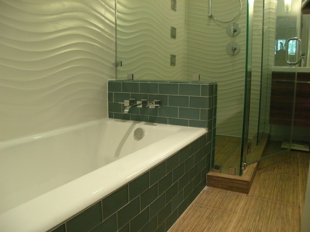 Свежая идея для дизайна: главная ванная комната среднего размера в современном стиле с плоскими фасадами, темными деревянными фасадами, накладной ванной, душем в нише, белой плиткой, керамической плиткой, белыми стенами, темным паркетным полом, монолитной раковиной, коричневым полом и душем с распашными дверями - отличное фото интерьера