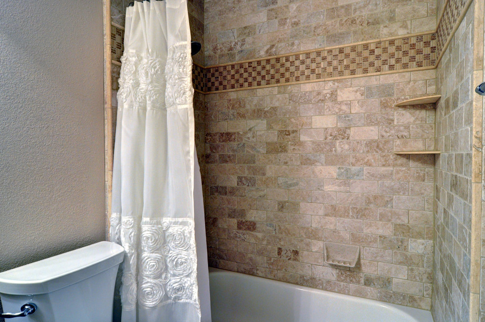 Idéer för vintage badrum, med ett badkar i en alkov, en dusch/badkar-kombination, stenkakel och beige väggar