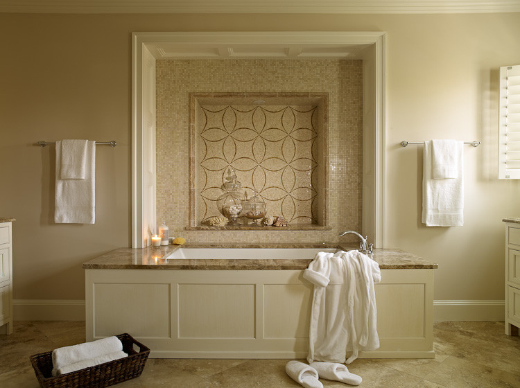 Inspiration för mellanstora klassiska en-suite badrum, med luckor med profilerade fronter, vita skåp, ett undermonterat badkar, beige kakel, mosaik, beige väggar, travertin golv, ett undermonterad handfat och marmorbänkskiva