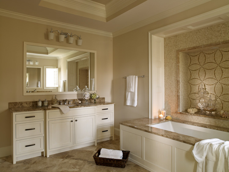 Idéer för ett mellanstort klassiskt en-suite badrum, med luckor med profilerade fronter, vita skåp, ett undermonterat badkar, beige kakel, mosaik, beige väggar, travertin golv, ett undermonterad handfat och marmorbänkskiva